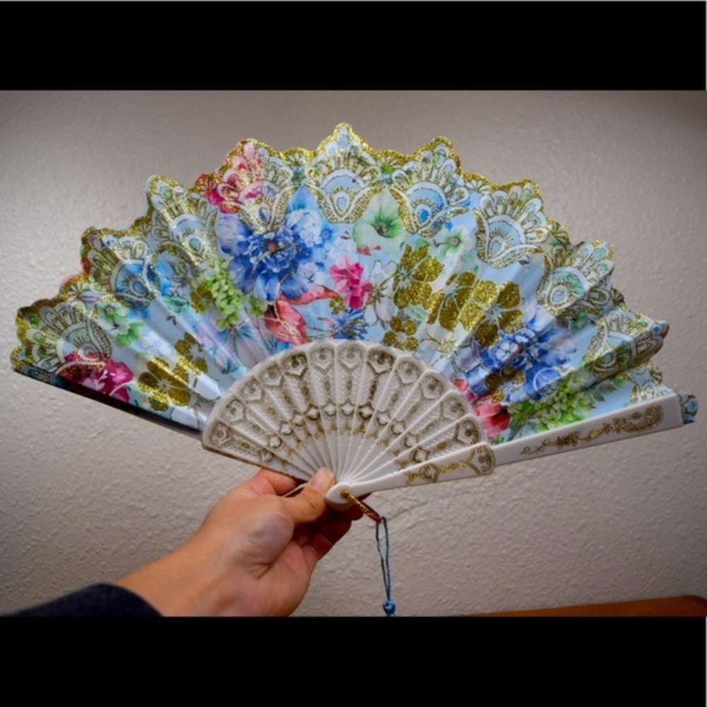 VINTAGE FLORAL HAND FAN⭐️